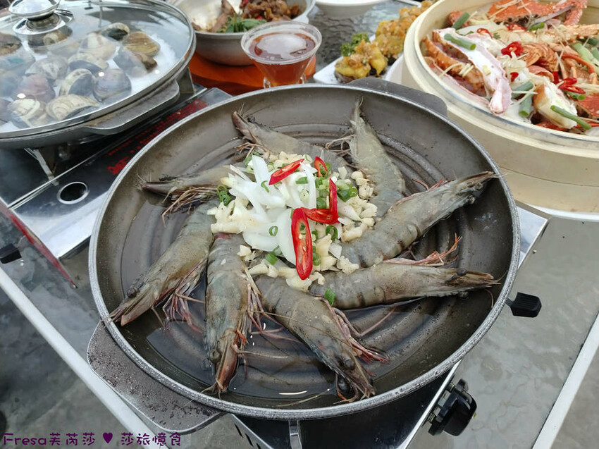 台南市安平區台南燒烤【請上桌-國際港灣 】海鮮蒸籠熱炒超澎派!自動旋轉燒烤輕鬆聊天.賞月吹海風太悠閒│假日現場演唱│