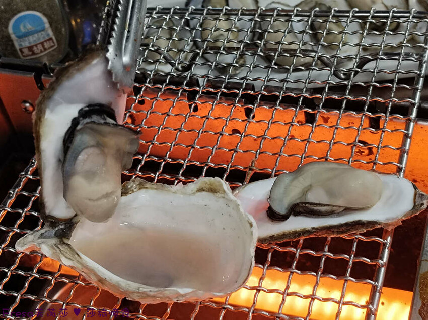 台南市安平區台南燒烤【請上桌-國際港灣 】海鮮蒸籠熱炒超澎派!自動旋轉燒烤輕鬆聊天.賞月吹海風太悠閒│假日現場演唱│