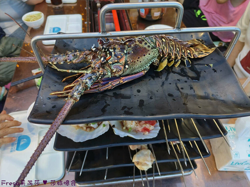 台南市安平區台南燒烤【請上桌-國際港灣 】海鮮蒸籠熱炒超澎派!自動旋轉燒烤輕鬆聊天.賞月吹海風太悠閒│假日現場演唱│