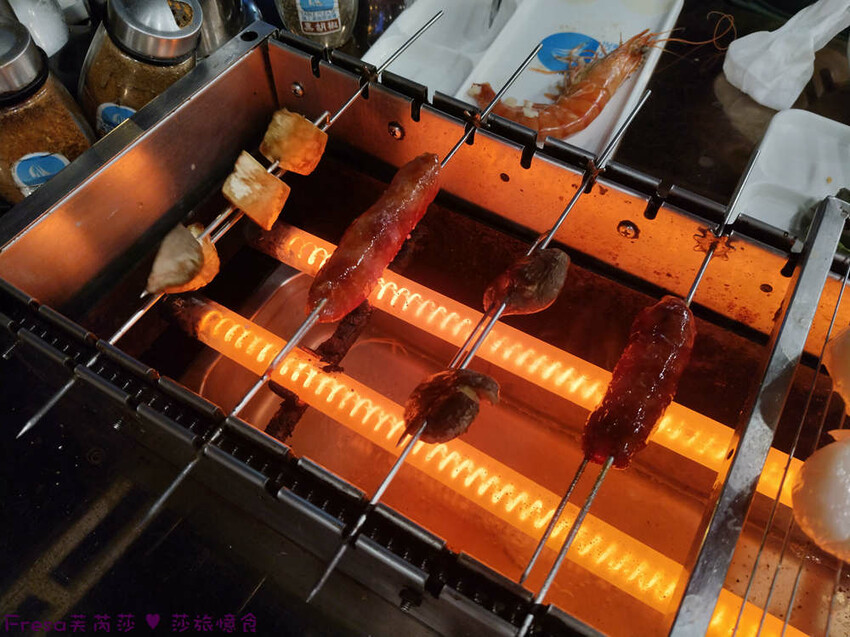 台南市安平區台南燒烤【請上桌-國際港灣 】海鮮蒸籠熱炒超澎派!自動旋轉燒烤輕鬆聊天.賞月吹海風太悠閒│假日現場演唱│