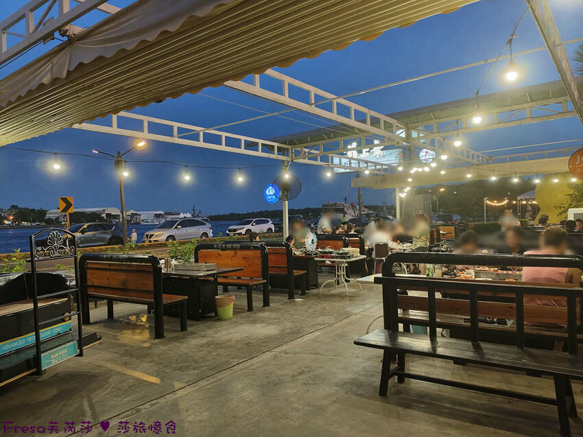 台南市安平區台南燒烤【請上桌-國際港灣 】海鮮蒸籠熱炒超澎派!自動旋轉燒烤輕鬆聊天.賞月吹海風太悠閒│假日現場演唱│