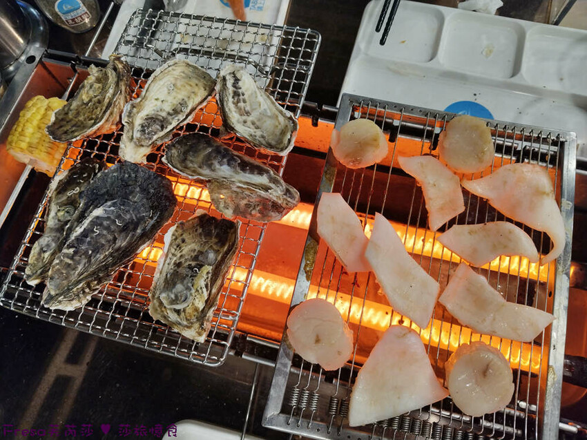 台南市安平區台南燒烤【請上桌-國際港灣 】海鮮蒸籠熱炒超澎派!自動旋轉燒烤輕鬆聊天.賞月吹海風太悠閒│假日現場演唱│