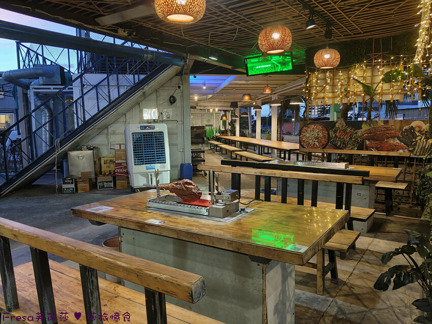 台南市安平區台南燒烤【請上桌-國際港灣 】海鮮蒸籠熱炒超澎派!自動旋轉燒烤輕鬆聊天.賞月吹海風太悠閒│假日現場演唱│