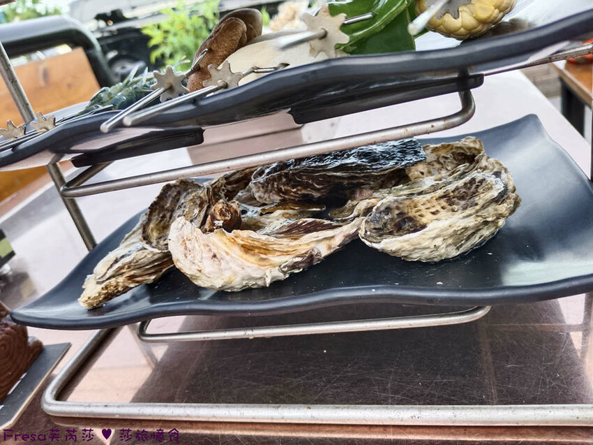 台南市安平區台南燒烤【請上桌-國際港灣 】海鮮蒸籠熱炒超澎派!自動旋轉燒烤輕鬆聊天.賞月吹海風太悠閒│假日現場演唱│