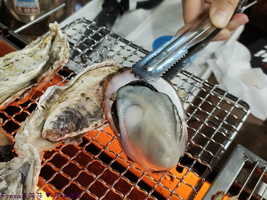 台南市安平區台南燒烤【請上桌-國際港灣 】海鮮蒸籠熱炒超澎派!自動旋轉燒烤輕鬆聊天.賞月吹海風太悠閒│假日現場演唱│