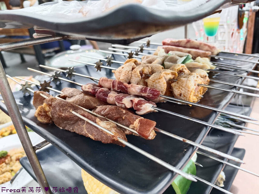 台南市安平區台南燒烤【請上桌-國際港灣 】海鮮蒸籠熱炒超澎派!自動旋轉燒烤輕鬆聊天.賞月吹海風太悠閒│假日現場演唱│