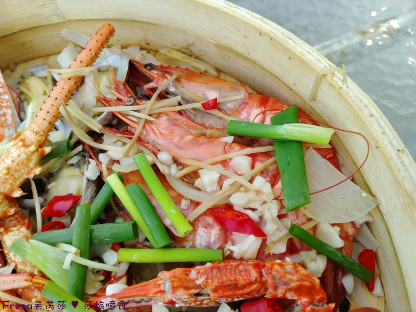 台南市安平區台南燒烤【請上桌-國際港灣 】海鮮蒸籠熱炒超澎派!自動旋轉燒烤輕鬆聊天.賞月吹海風太悠閒│假日現場演唱│