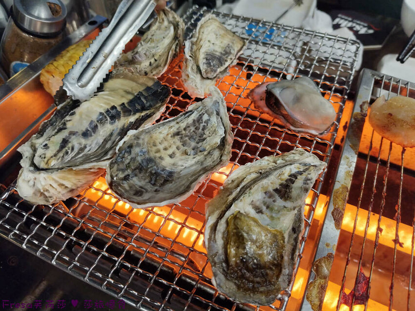 台南市安平區台南燒烤【請上桌-國際港灣 】海鮮蒸籠熱炒超澎派!自動旋轉燒烤輕鬆聊天.賞月吹海風太悠閒│假日現場演唱│