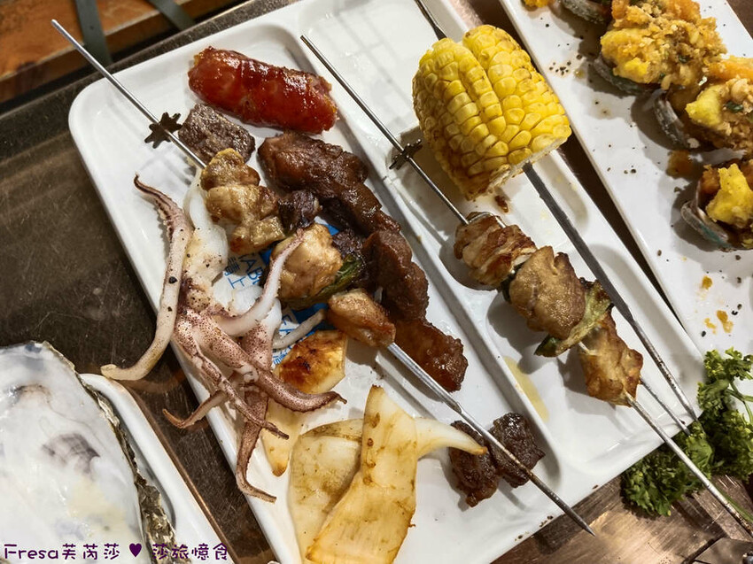 台南市安平區台南燒烤【請上桌-國際港灣 】海鮮蒸籠熱炒超澎派!自動旋轉燒烤輕鬆聊天.賞月吹海風太悠閒│假日現場演唱│