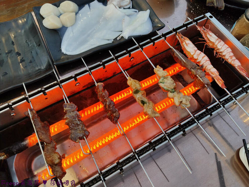 台南市安平區台南燒烤【請上桌-國際港灣 】海鮮蒸籠熱炒超澎派!自動旋轉燒烤輕鬆聊天.賞月吹海風太悠閒│假日現場演唱│