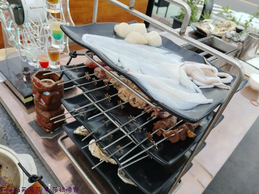 台南市安平區台南燒烤【請上桌-國際港灣 】海鮮蒸籠熱炒超澎派!自動旋轉燒烤輕鬆聊天.賞月吹海風太悠閒│假日現場演唱│