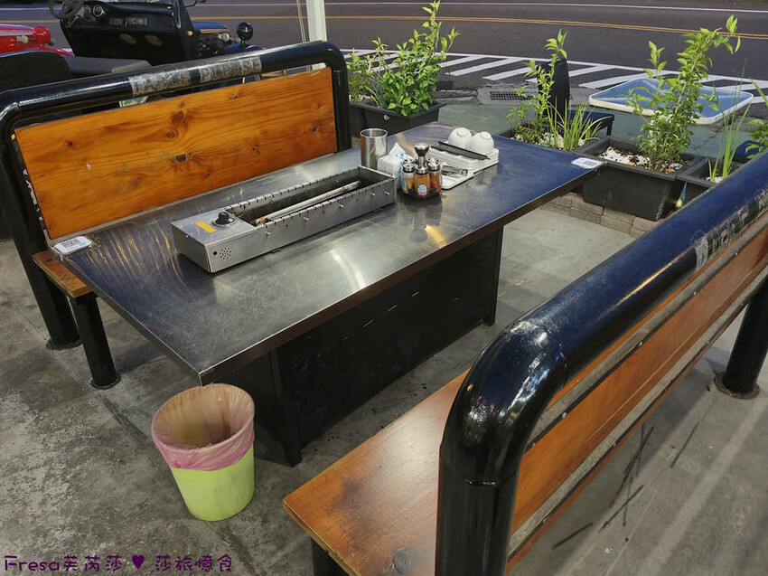 台南市安平區台南燒烤【請上桌-國際港灣 】海鮮蒸籠熱炒超澎派!自動旋轉燒烤輕鬆聊天.賞月吹海風太悠閒│假日現場演唱│