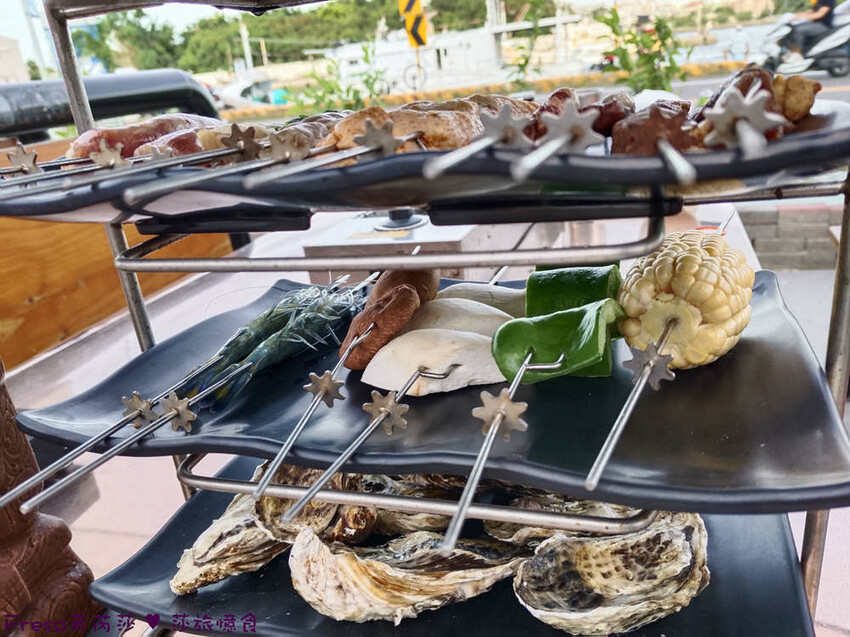 台南市安平區台南燒烤【請上桌-國際港灣 】海鮮蒸籠熱炒超澎派!自動旋轉燒烤輕鬆聊天.賞月吹海風太悠閒│假日現場演唱│