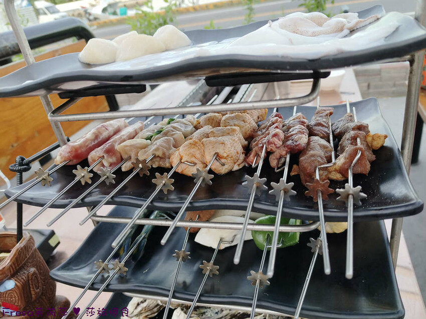 台南市安平區台南燒烤【請上桌-國際港灣 】海鮮蒸籠熱炒超澎派!自動旋轉燒烤輕鬆聊天.賞月吹海風太悠閒│假日現場演唱│