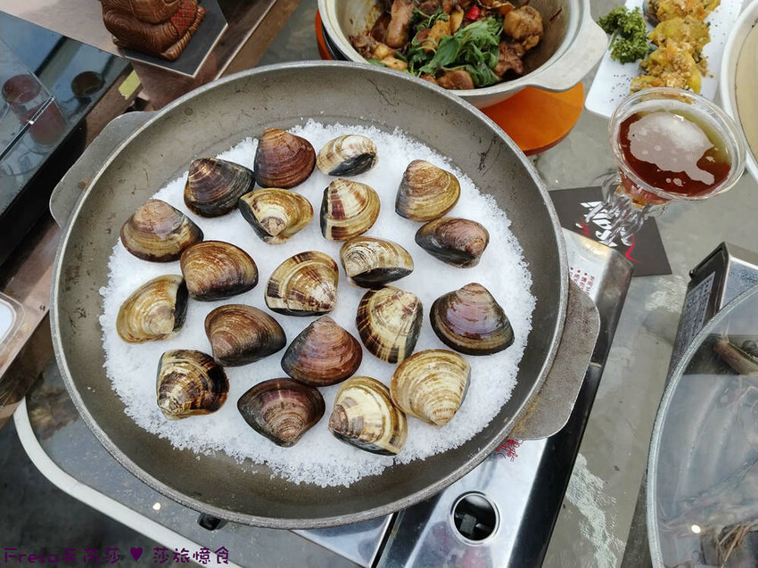 台南市安平區台南燒烤【請上桌-國際港灣 】海鮮蒸籠熱炒超澎派!自動旋轉燒烤輕鬆聊天.賞月吹海風太悠閒│假日現場演唱│