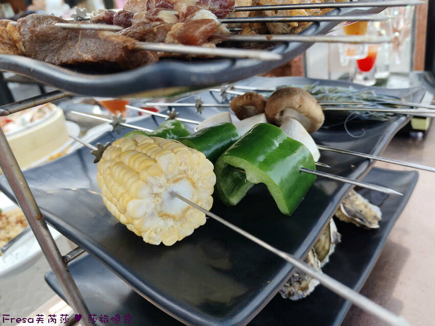 台南市安平區台南燒烤【請上桌-國際港灣 】海鮮蒸籠熱炒超澎派!自動旋轉燒烤輕鬆聊天.賞月吹海風太悠閒│假日現場演唱│