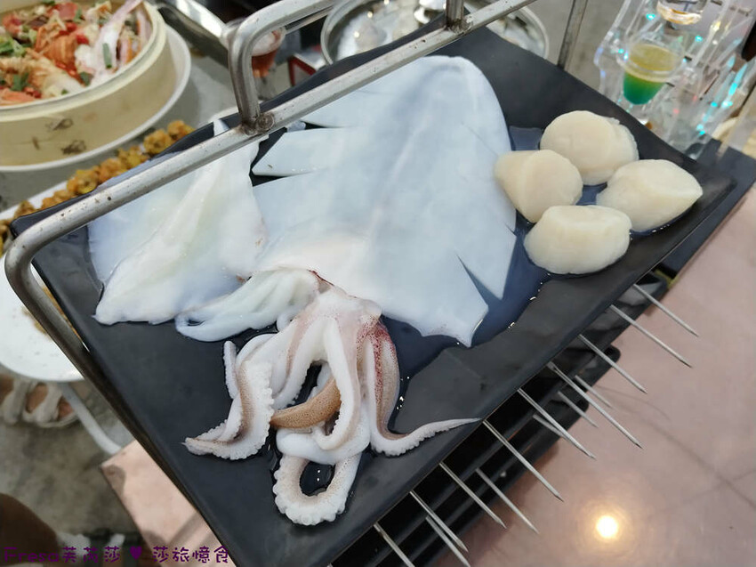 台南市安平區台南燒烤【請上桌-國際港灣 】海鮮蒸籠熱炒超澎派!自動旋轉燒烤輕鬆聊天.賞月吹海風太悠閒│假日現場演唱│