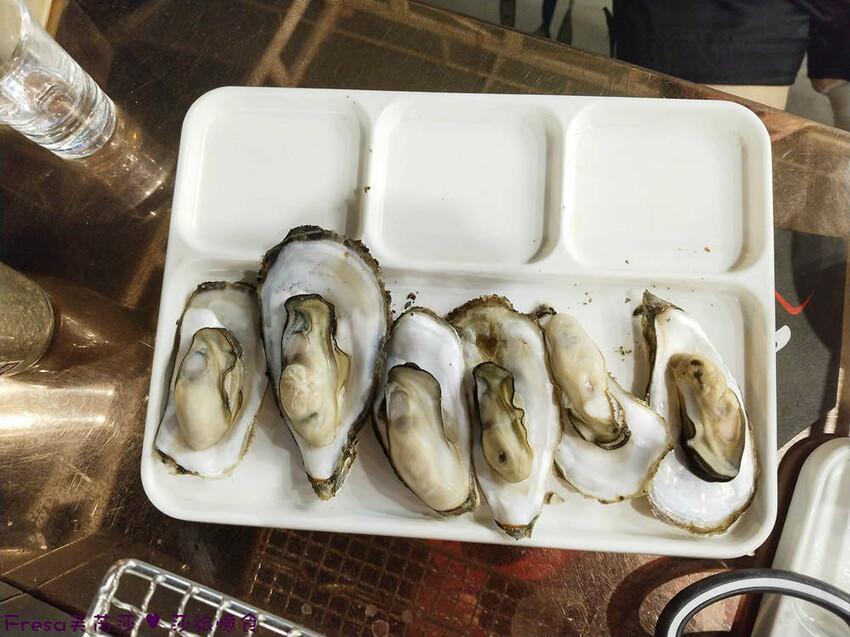 台南市安平區台南燒烤【請上桌-國際港灣 】海鮮蒸籠熱炒超澎派!自動旋轉燒烤輕鬆聊天.賞月吹海風太悠閒│假日現場演唱│