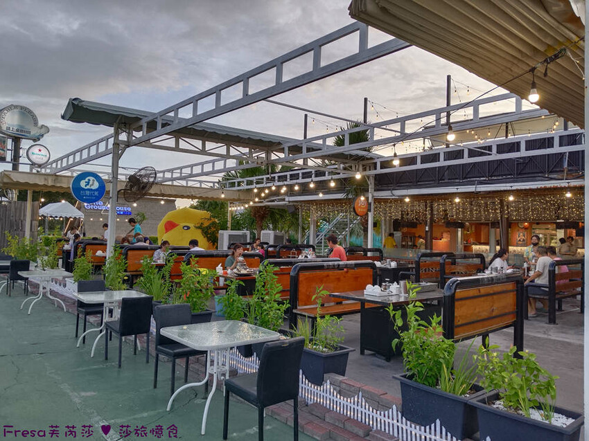 台南市安平區台南燒烤【請上桌-國際港灣 】海鮮蒸籠熱炒超澎派!自動旋轉燒烤輕鬆聊天.賞月吹海風太悠閒│假日現場演唱│