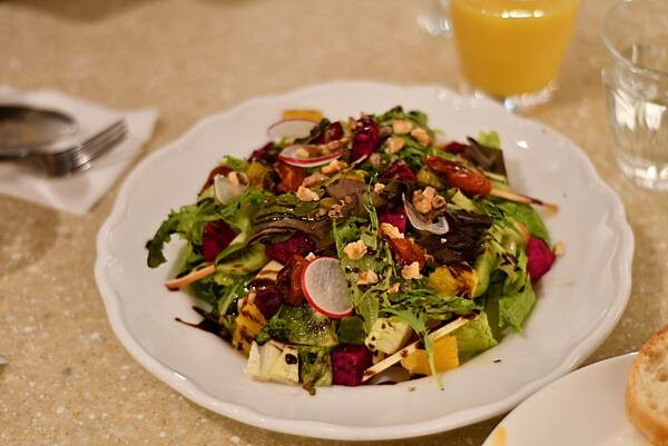 台南必訪質感蔬食餐廳「自然熟」!多款素食選擇滿足全素與蛋奶素需求。