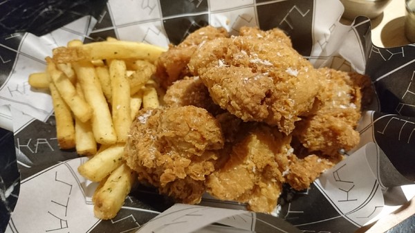 KATZ Fusion Restaurant 卡司複合式餐廳 高雄文化中心店:高雄~KATZ Fusion Restaurant 卡司複合式餐廳~起司炸雞超多汁~工業風舒適裝潢~聚餐的好去處~