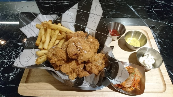 KATZ Fusion Restaurant 卡司複合式餐廳 高雄文化中心店:高雄~KATZ Fusion Restaurant 卡司複合式餐廳~起司炸雞超多汁~工業風舒適裝潢~聚餐的好去處~