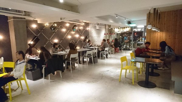 KATZ Fusion Restaurant 卡司複合式餐廳 高雄文化中心店:高雄~KATZ Fusion Restaurant 卡司複合式餐廳~起司炸雞超多汁~工業風舒適裝潢~聚餐的好去處~