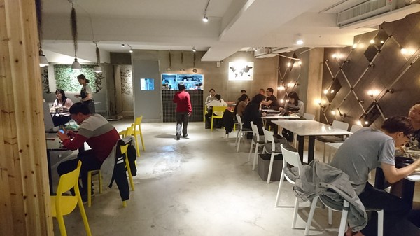 KATZ Fusion Restaurant 卡司複合式餐廳 高雄文化中心店:高雄~KATZ Fusion Restaurant 卡司複合式餐廳~起司炸雞超多汁~工業風舒適裝潢~聚餐的好去處~