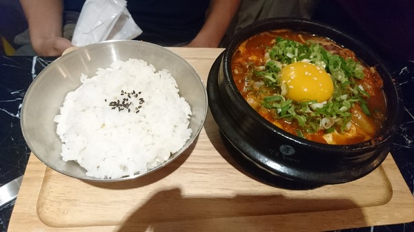 KATZ Fusion Restaurant 卡司複合式餐廳 高雄文化中心店:高雄~KATZ Fusion Restaurant 卡司複合式餐廳~起司炸雞超多汁~工業風舒適裝潢~聚餐的好去處~