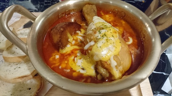 KATZ Fusion Restaurant 卡司複合式餐廳 高雄文化中心店:高雄~KATZ Fusion Restaurant 卡司複合式餐廳~起司炸雞超多汁~工業風舒適裝潢~聚餐的好去處~