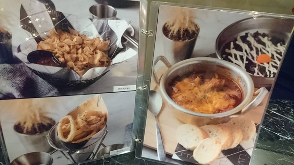 KATZ Fusion Restaurant 卡司複合式餐廳 高雄文化中心店:高雄~KATZ Fusion Restaurant 卡司複合式餐廳~起司炸雞超多汁~工業風舒適裝潢~聚餐的好去處~