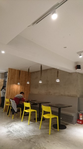 KATZ Fusion Restaurant 卡司複合式餐廳 高雄文化中心店:高雄~KATZ Fusion Restaurant 卡司複合式餐廳~起司炸雞超多汁~工業風舒適裝潢~聚餐的好去處~