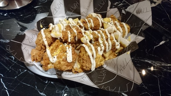 KATZ Fusion Restaurant 卡司複合式餐廳 高雄文化中心店:高雄~KATZ Fusion Restaurant 卡司複合式餐廳~起司炸雞超多汁~工業風舒適裝潢~聚餐的好去處~