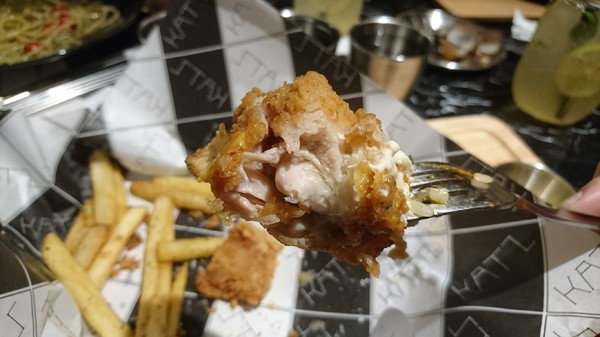 KATZ Fusion Restaurant 卡司複合式餐廳 高雄文化中心店:高雄~KATZ Fusion Restaurant 卡司複合式餐廳~起司炸雞超多汁~工業風舒適裝潢~聚餐的好去處~