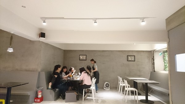 KATZ Fusion Restaurant 卡司複合式餐廳 高雄文化中心店:高雄~KATZ Fusion Restaurant 卡司複合式餐廳~起司炸雞超多汁~工業風舒適裝潢~聚餐的好去處~