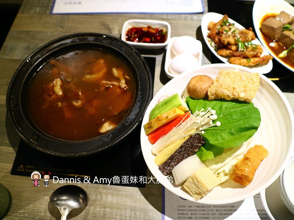 《新竹美食 》石研室。石頭火鍋。啤酒麻油雞。文青工業風。IG打卡好拍照︱市區北大路火鍋推薦（影片）