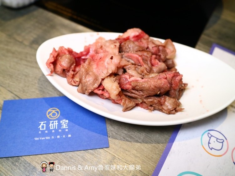 《新竹美食 》石研室。石頭火鍋。啤酒麻油雞。文青工業風。IG打卡好拍照︱市區北大路火鍋推薦（影片）