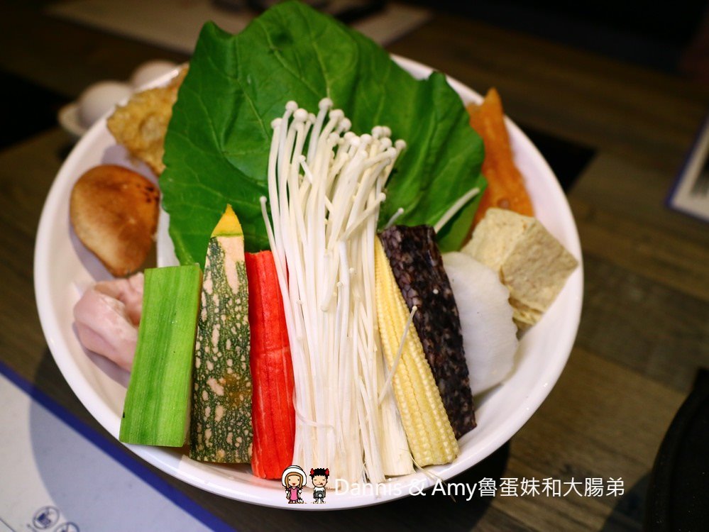 《新竹美食 》石研室。石頭火鍋。啤酒麻油雞。文青工業風。IG打卡好拍照︱市區北大路火鍋推薦（影片）