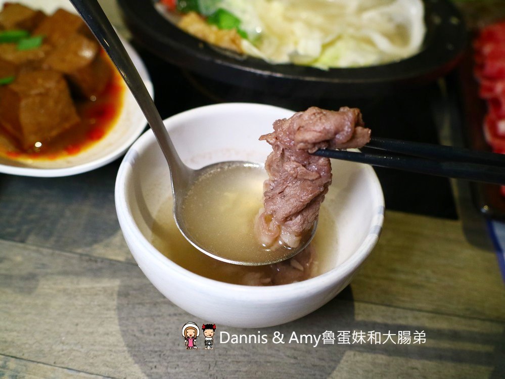 《新竹美食 》石研室。石頭火鍋。啤酒麻油雞。文青工業風。IG打卡好拍照︱市區北大路火鍋推薦（影片）