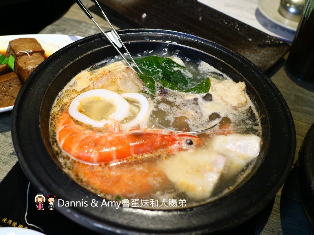 《新竹美食 》石研室。石頭火鍋。啤酒麻油雞。文青工業風。IG打卡好拍照︱市區北大路火鍋推薦（影片）