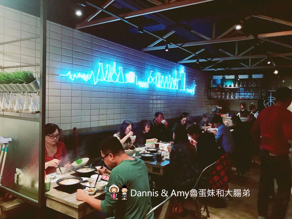 《新竹美食 》石研室。石頭火鍋。啤酒麻油雞。文青工業風。IG打卡好拍照︱市區北大路火鍋推薦（影片）