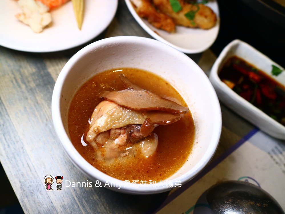 《新竹美食 》石研室。石頭火鍋。啤酒麻油雞。文青工業風。IG打卡好拍照︱市區北大路火鍋推薦（影片）