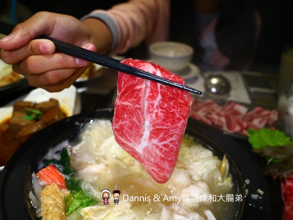 《新竹美食 》石研室。石頭火鍋。啤酒麻油雞。文青工業風。IG打卡好拍照︱市區北大路火鍋推薦（影片）