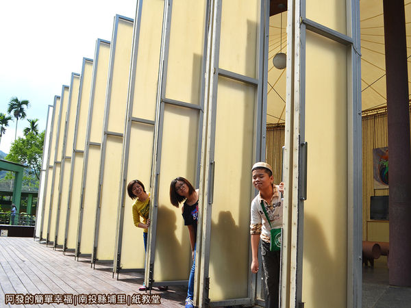 紙教堂21-紙教堂門前留影