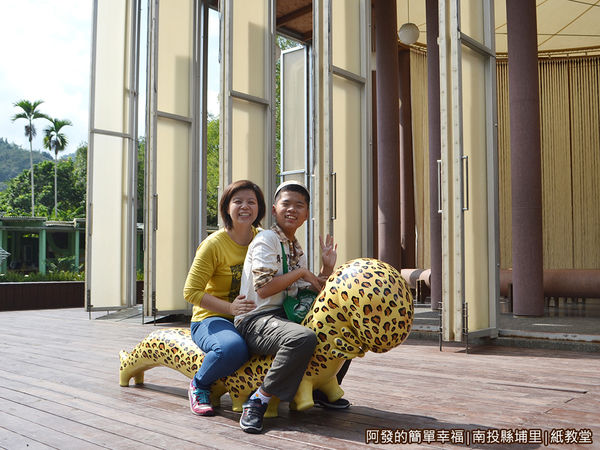 紙教堂20-紙教堂前的毛毛蟲裝置藝術-留影