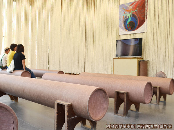 紙教堂29-椅子也是紙製的