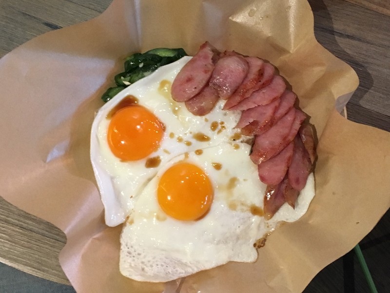 【永和｜頂溪站】北蘭阿姨商行＿邪惡雙半熟蛋蒜味香腸飯＿讓人手嘴停不下來的嘎拋豬肉飯＿永和宵夜新朋友