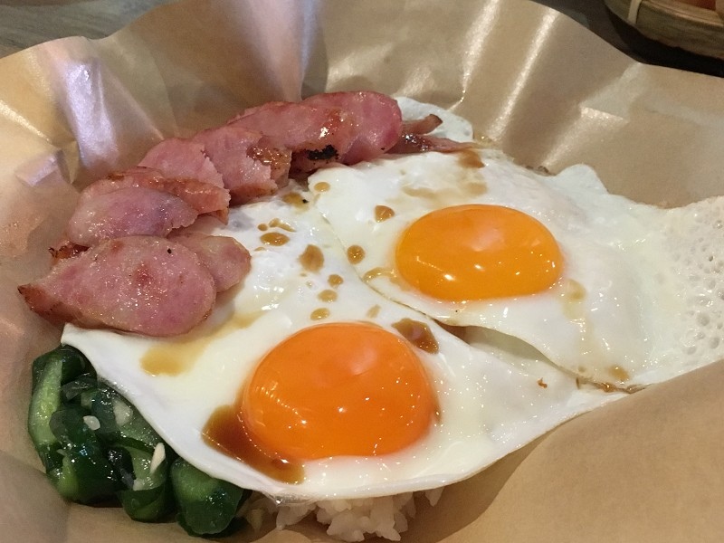 【永和｜頂溪站】北蘭阿姨商行＿邪惡雙半熟蛋蒜味香腸飯＿讓人手嘴停不下來的嘎拋豬肉飯＿永和宵夜新朋友