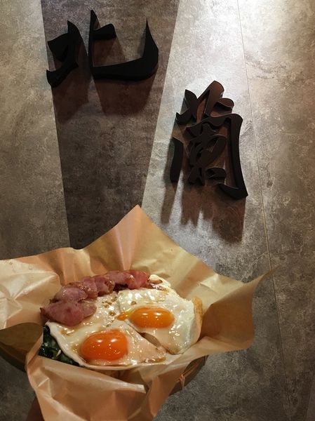 【永和｜頂溪站】北蘭阿姨商行＿邪惡雙半熟蛋蒜味香腸飯＿讓人手嘴停不下來的嘎拋豬肉飯＿永和宵夜新朋友