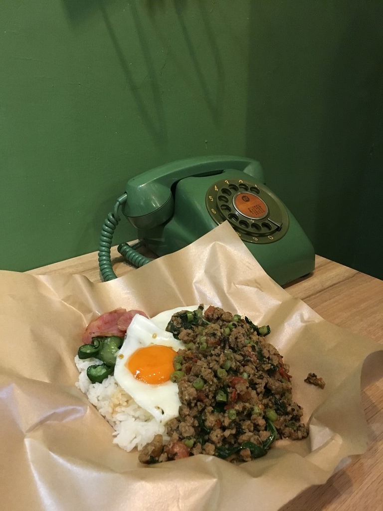 【永和｜頂溪站】北蘭阿姨商行＿邪惡雙半熟蛋蒜味香腸飯＿讓人手嘴停不下來的嘎拋豬肉飯＿永和宵夜新朋友